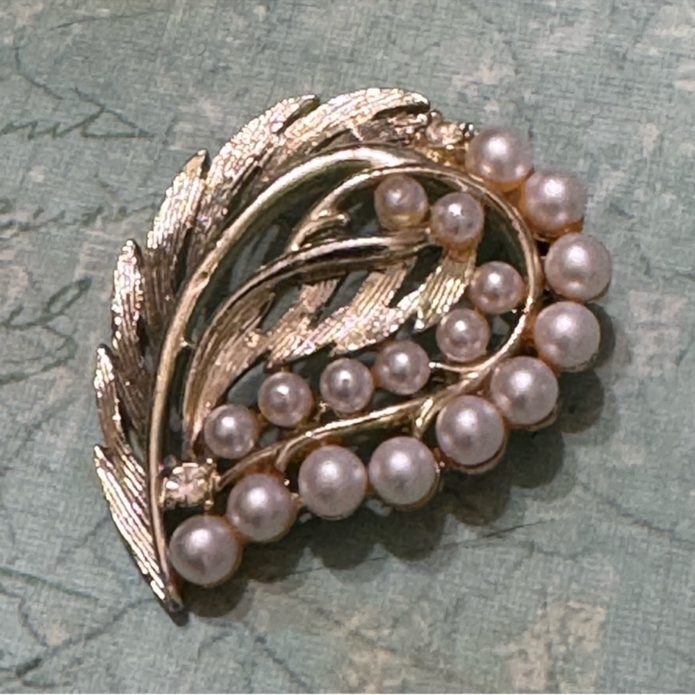 VINTAGE GOLD TONE FLORAL BROOCH